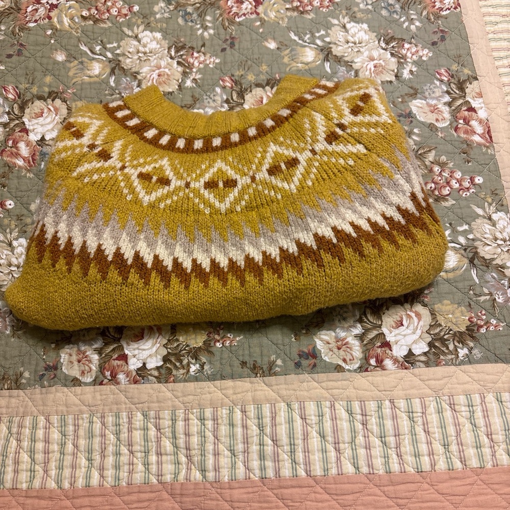 Cozy Yellow American Eagle Sweater with Geometric Pattern